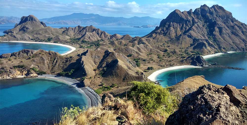 3.	Ein Blick von der Padar Insel. Die Insel gehört zur Komodo-Inselgruppe im Osten Indonesiens. 