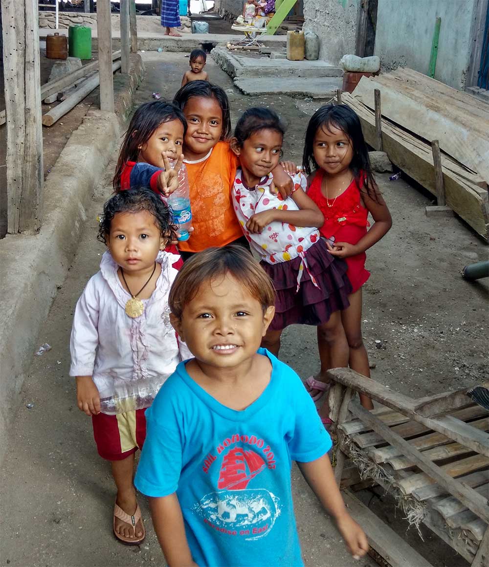 Kinder in einem Dorf auf der Insel Komodo